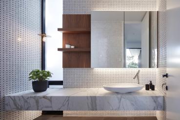 Spiegel-beleuchtung in weiß vergrößert Räume